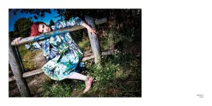 Girls in the grass | Girls in the grass by Steve Hiett 2 | SPOON Magazine